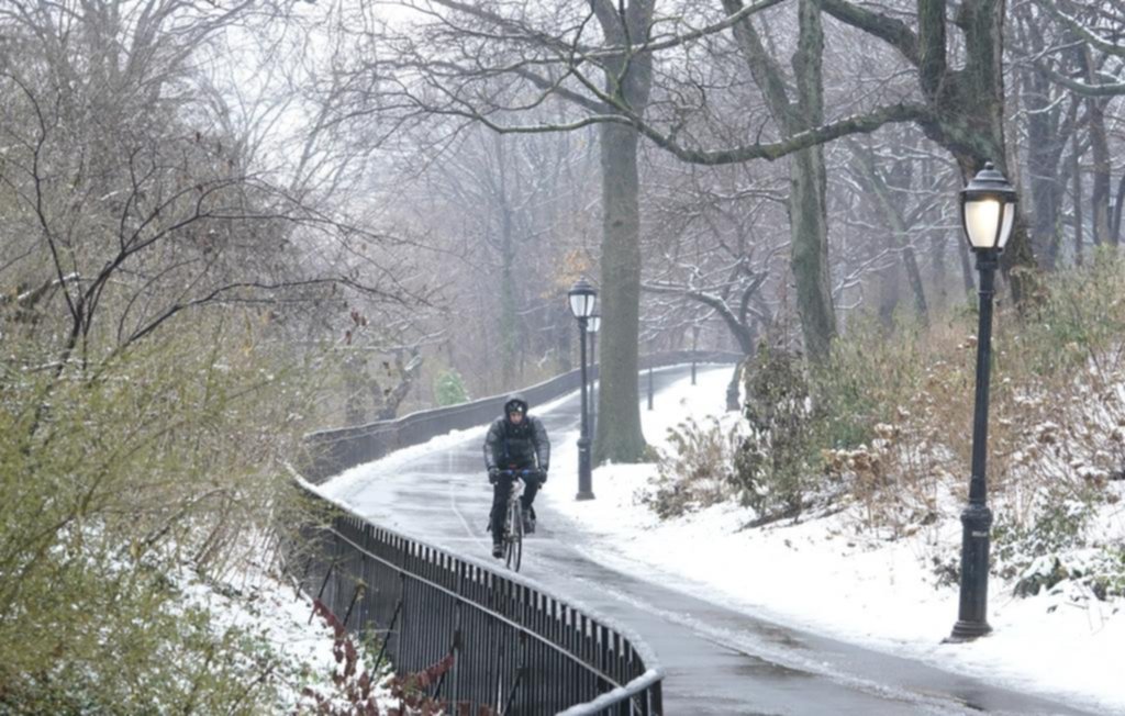 Nueva York registra su mayor nevada en un invierno boreal inusualmente templado