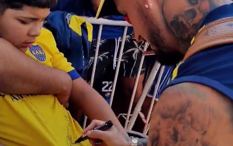 Una verdadera locura azul y oro en Termas de Río Hondo