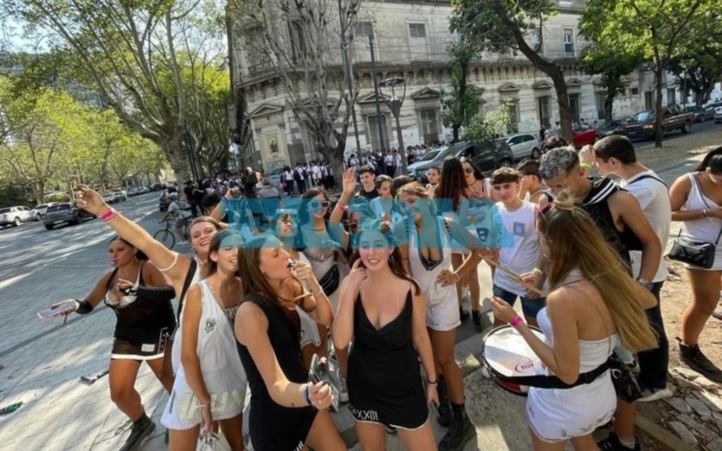 Explosiones, cánticos, humo y mucho color: el UPD dice presente en La Plata