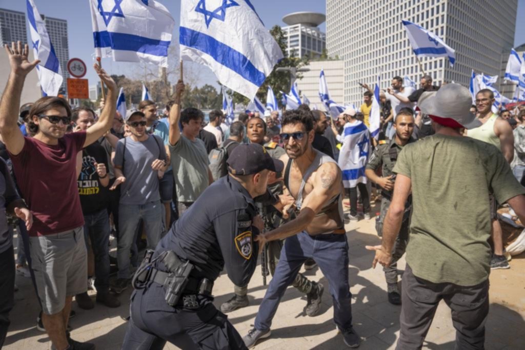 Israel arde y todos le apuntan a Netanyahu