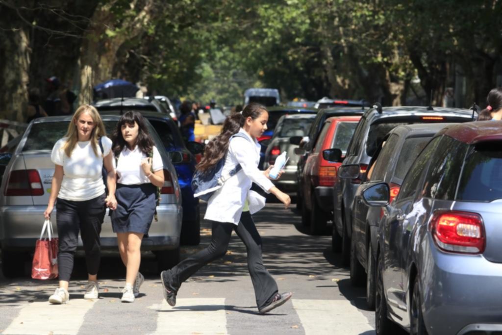 Arrancó marzo con la postal urbana típica: la vuelta al “cole” y al caos vial
