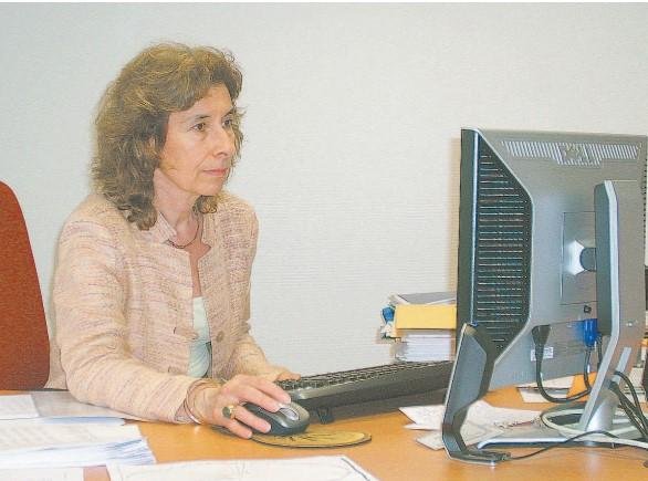 Una mujer que trabaja en los laboratorios del tiempo