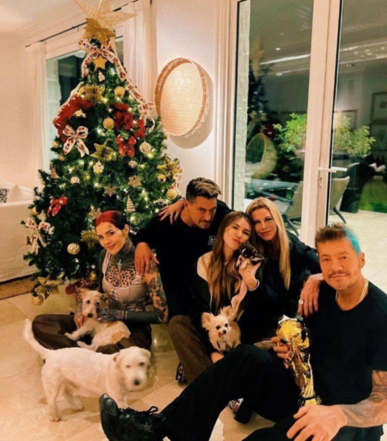 Tinelli, entre un palo de su ex y artistas que quieren cobrar