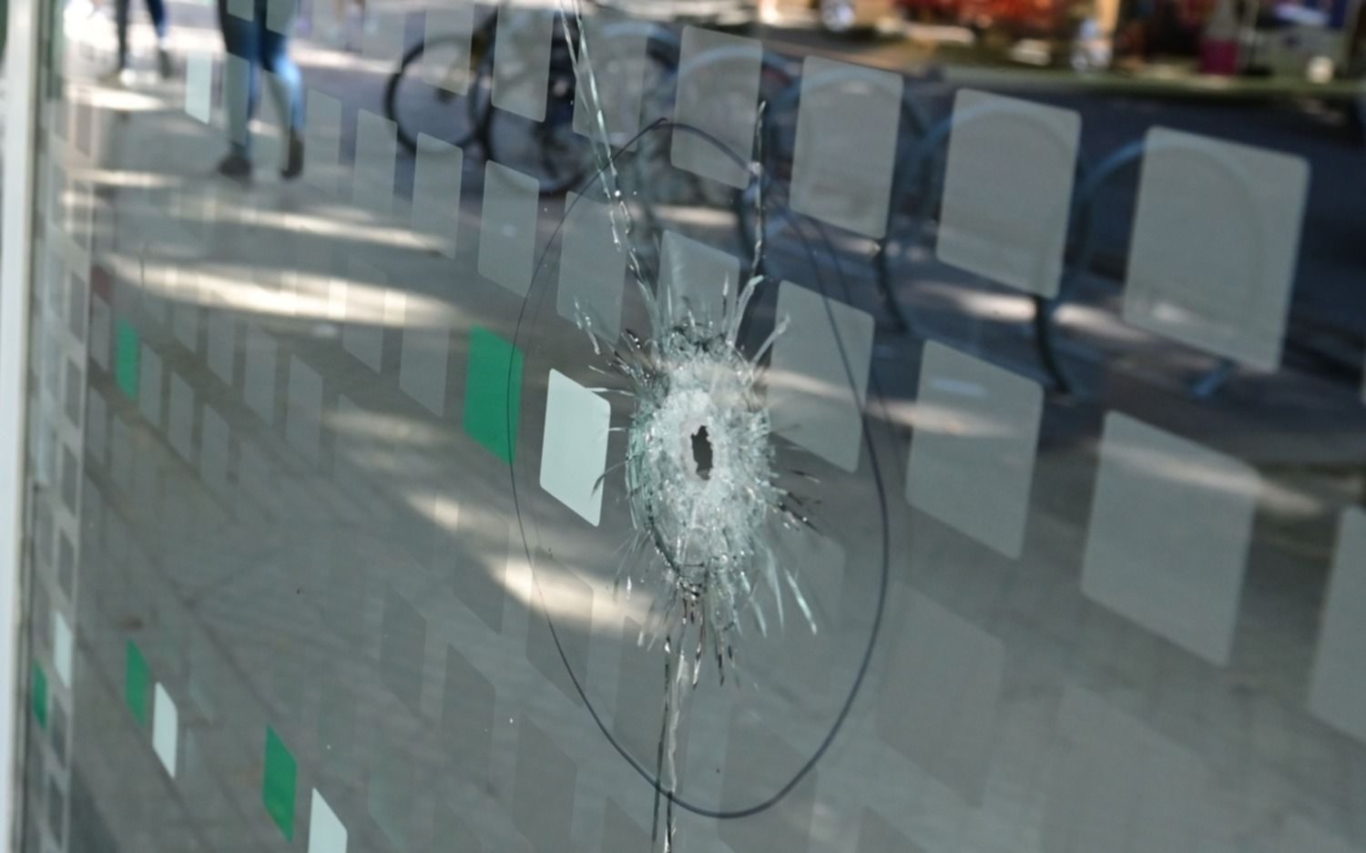 Se conoció la primera imagen de los atacantes contra el supermercado de la familia de Messi
