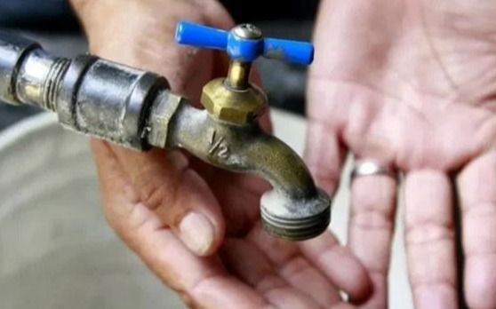"Esto ya no es vida": la resignación de una jubilada de La Plata sin agua en plena ola de calor