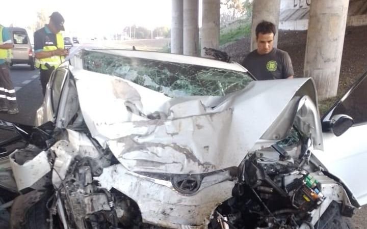 Un auto se incrustó en el puente del cruce Etcheverry: murió el conductor
