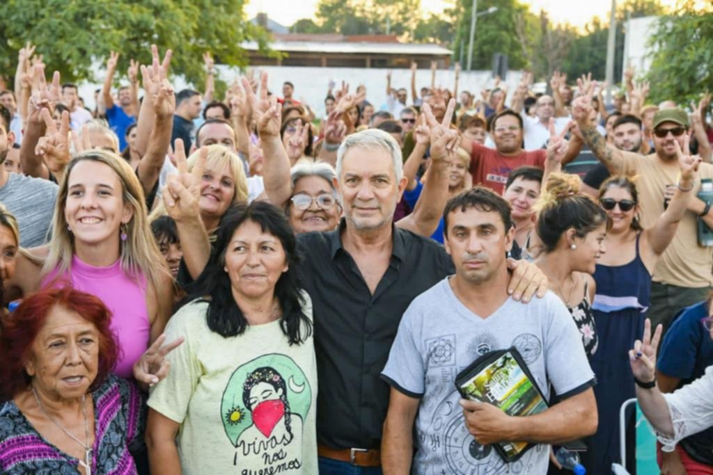 Alak sigue de mateada por los barrios, esta vez pasó por Hernández