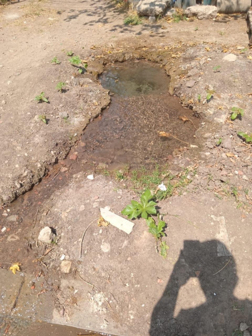 Una pérdida de agua genera baja presión en las viviendas