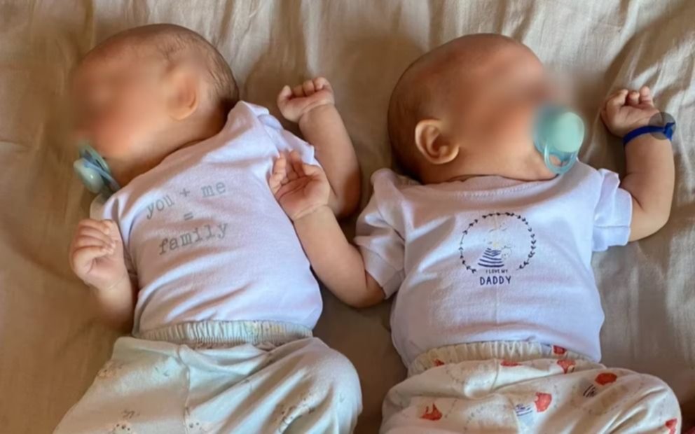 El insólito caso viral de la madre que no distinguía a sus gemelos y terminó en la Policía