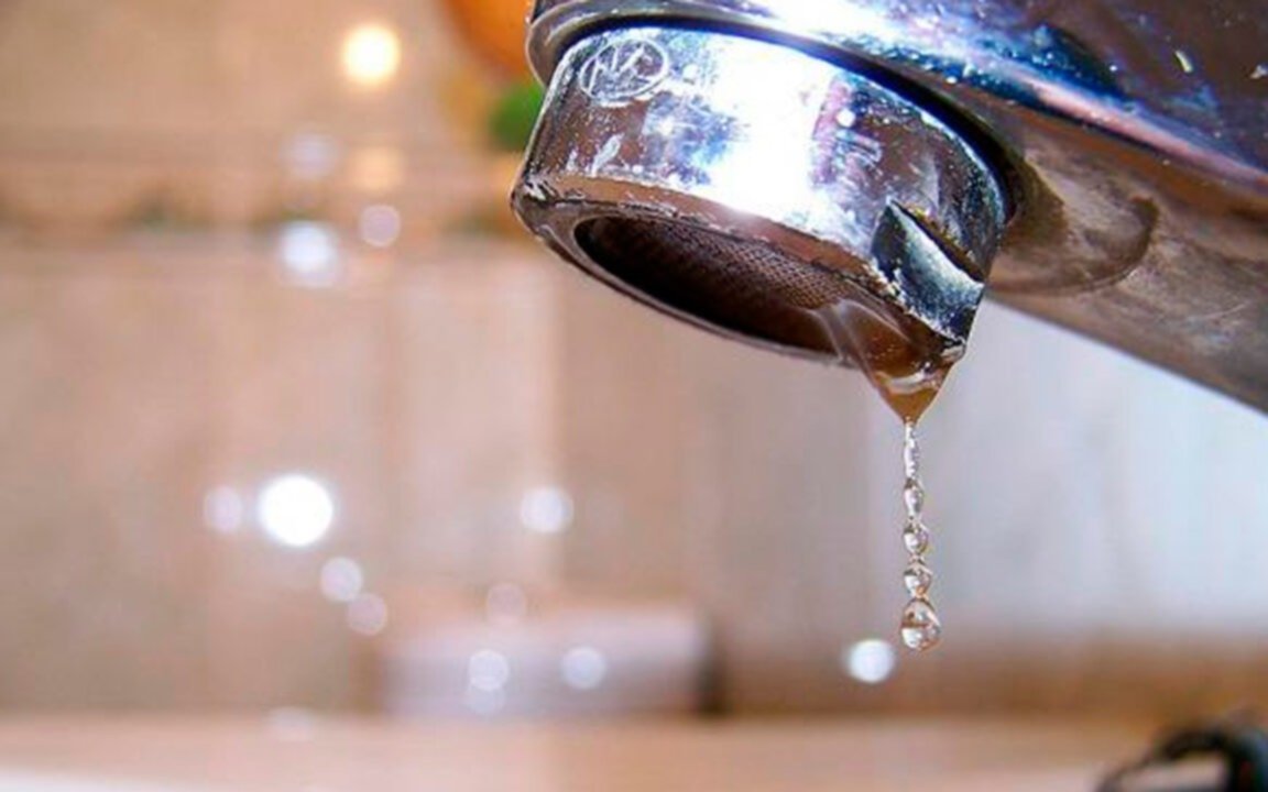 Anuncian restricciones de agua en Quilmes Oeste
