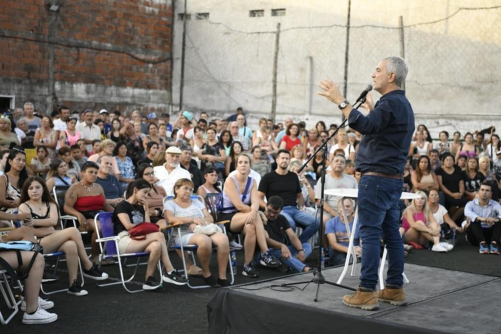 Alak prometió obras a vecinos de Villa Elvira