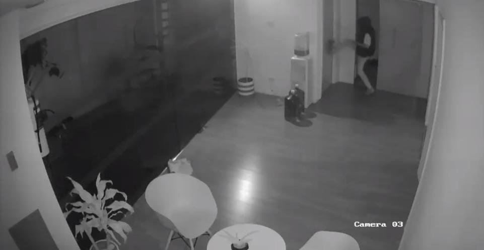 Entró a una inmobiliaria y robó la caja registradora