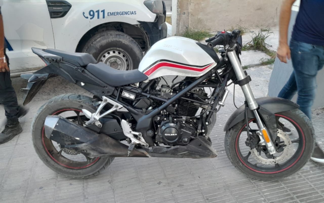 Robaron una moto para actuar como "motochorros" pero los detuvo la policía en La Plata