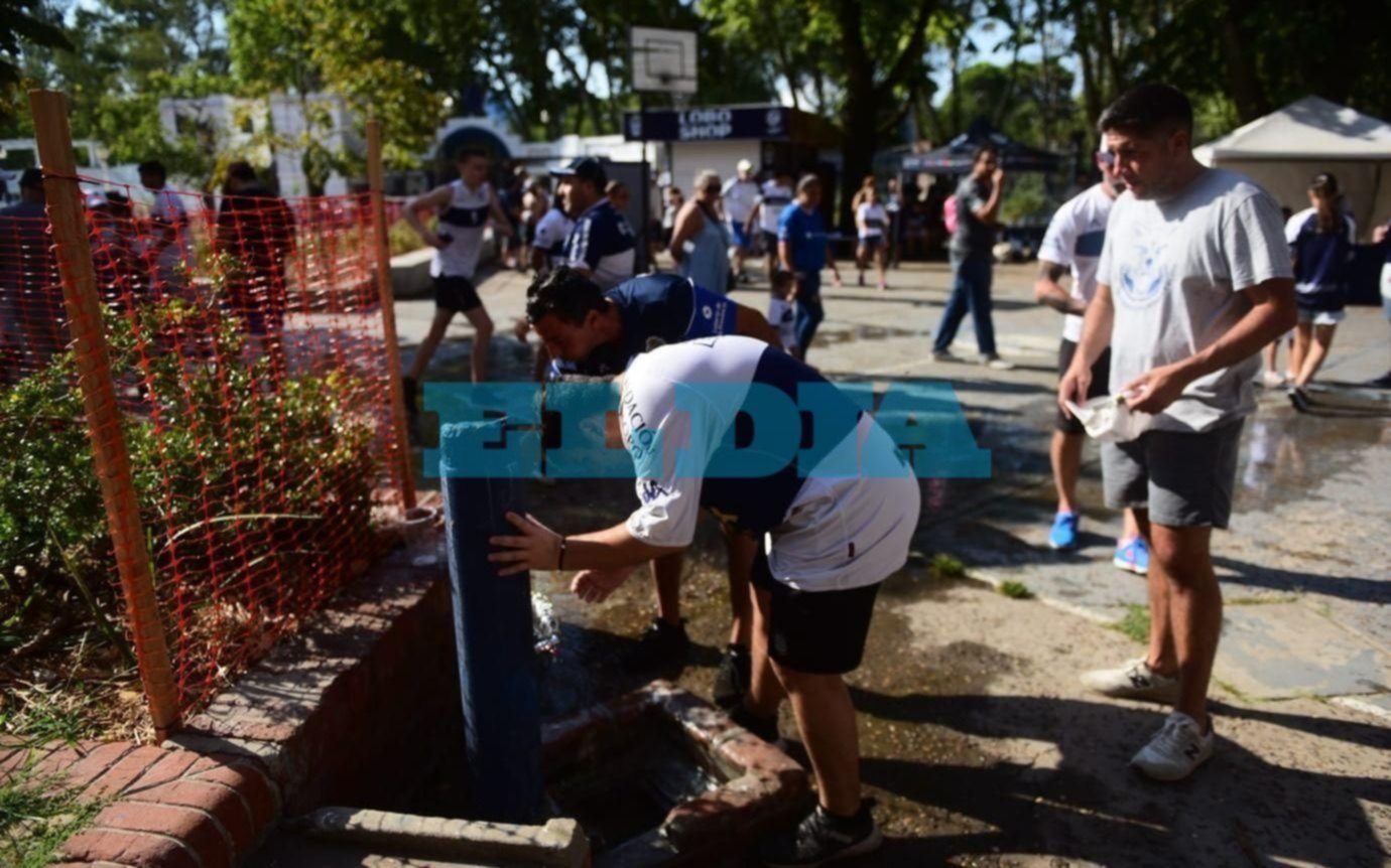 FOTOS. Los hinchas desafiaron el calor infernal y coparon el Bosque