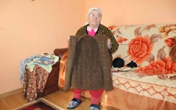 Con su propio pelo que juntó durante 20 años, se tejió un chaleco