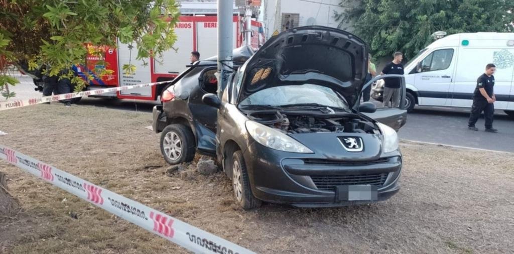 Tránsito fatal sin freno: impactó contra un poste y murió