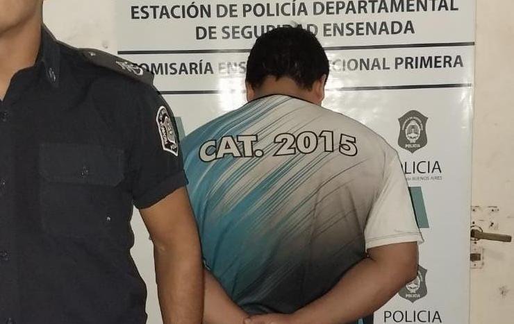 Quiso besar a la hija de su amigo, de 12 años, y lo agarraron a trompadas en Ensenada