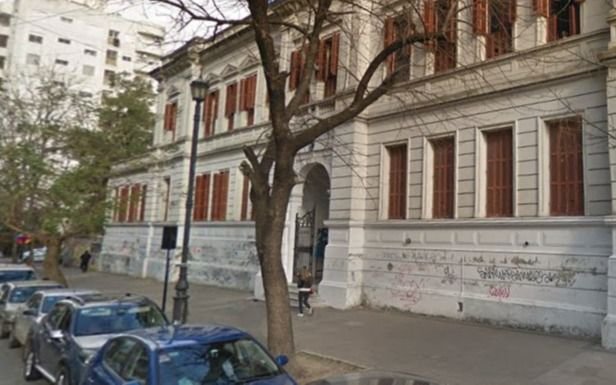 Una escuela de La Plata, con "presencialidad diferida" por la ola de calor: bronca de los padres