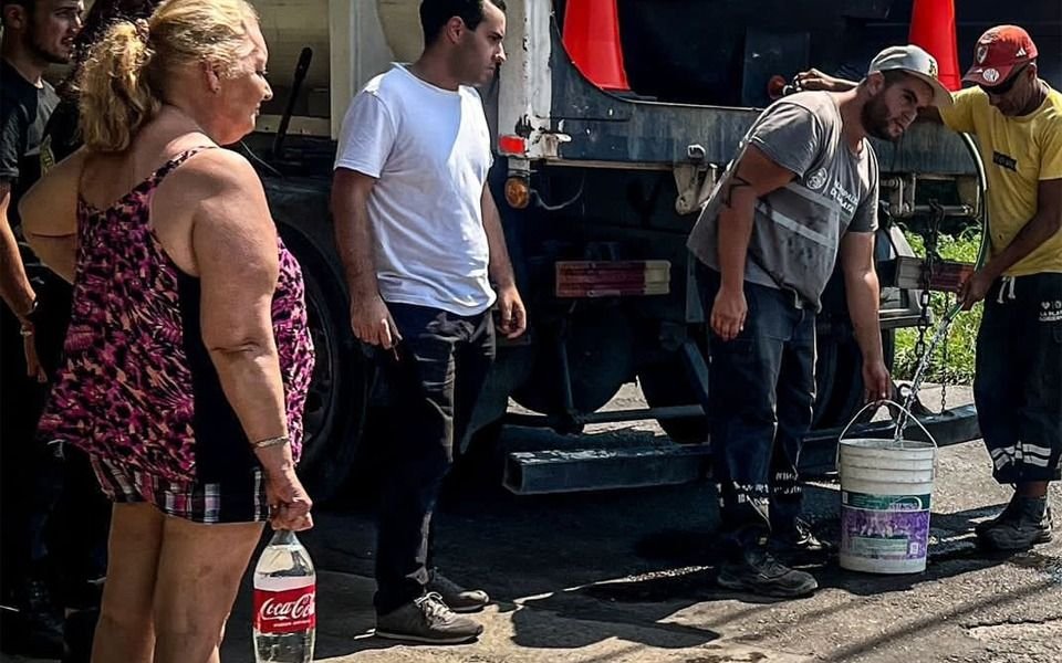 La falta de agua en La Plata vuelve a movilizar a los usuarios