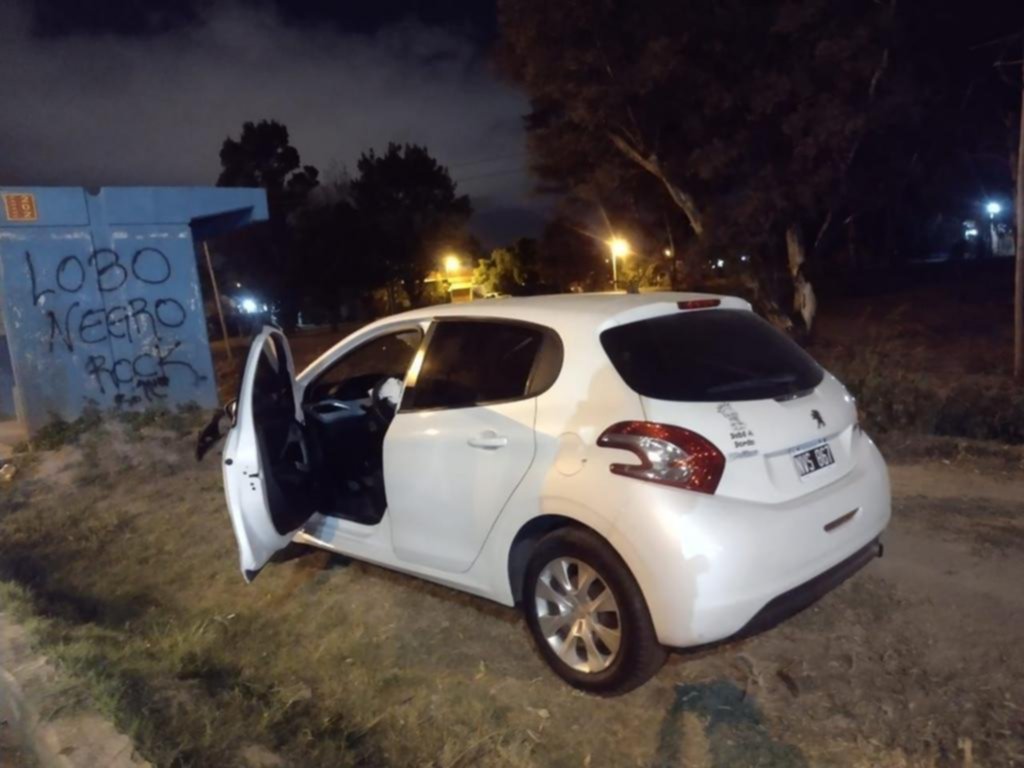 Un auto chocó contra una garita de micros