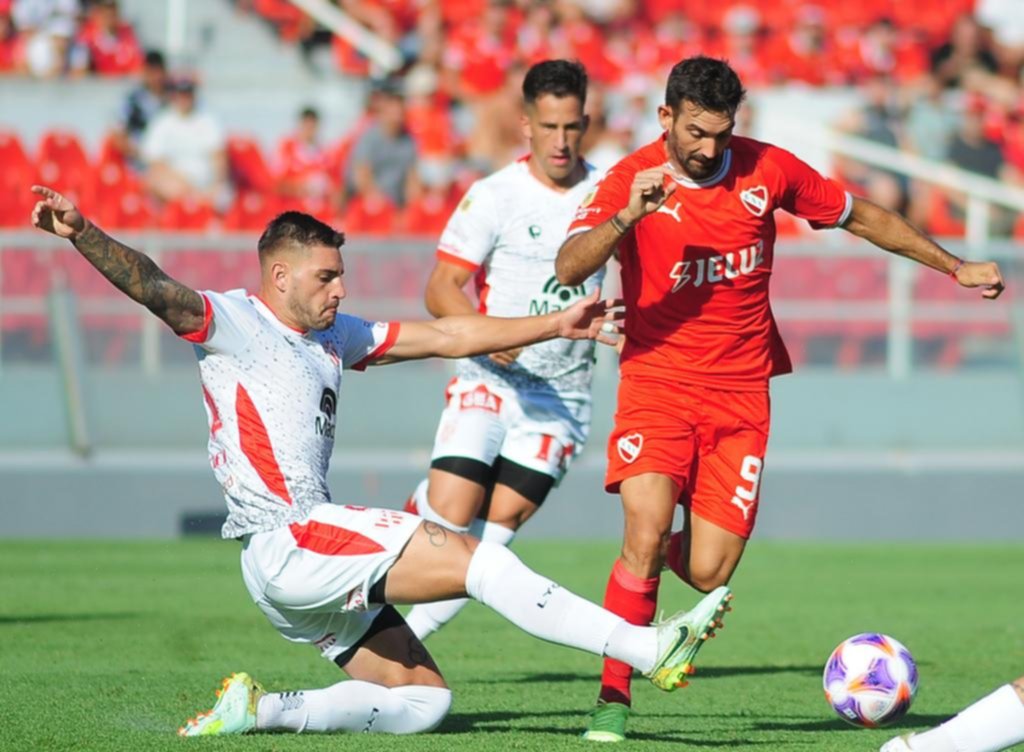 Silbidos para el Rojo tras el empate frente a Instituto