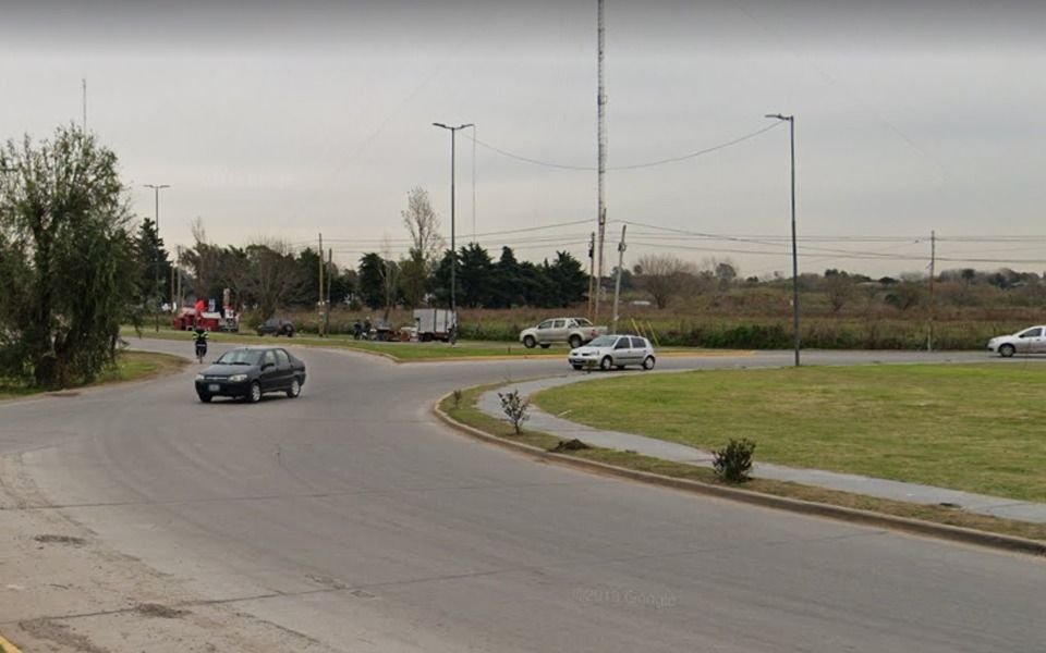 Otra víctima del tránsito en La Plata: murió un joven en la rotonda de 520 y 25