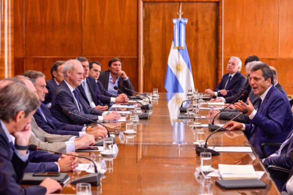 Massa anunció el mega canje con bancos, con el rechazo opositor