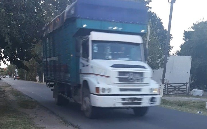 En Abasto piden urgentes medidas viales para una transitada calle: "Es una pista de carrera”