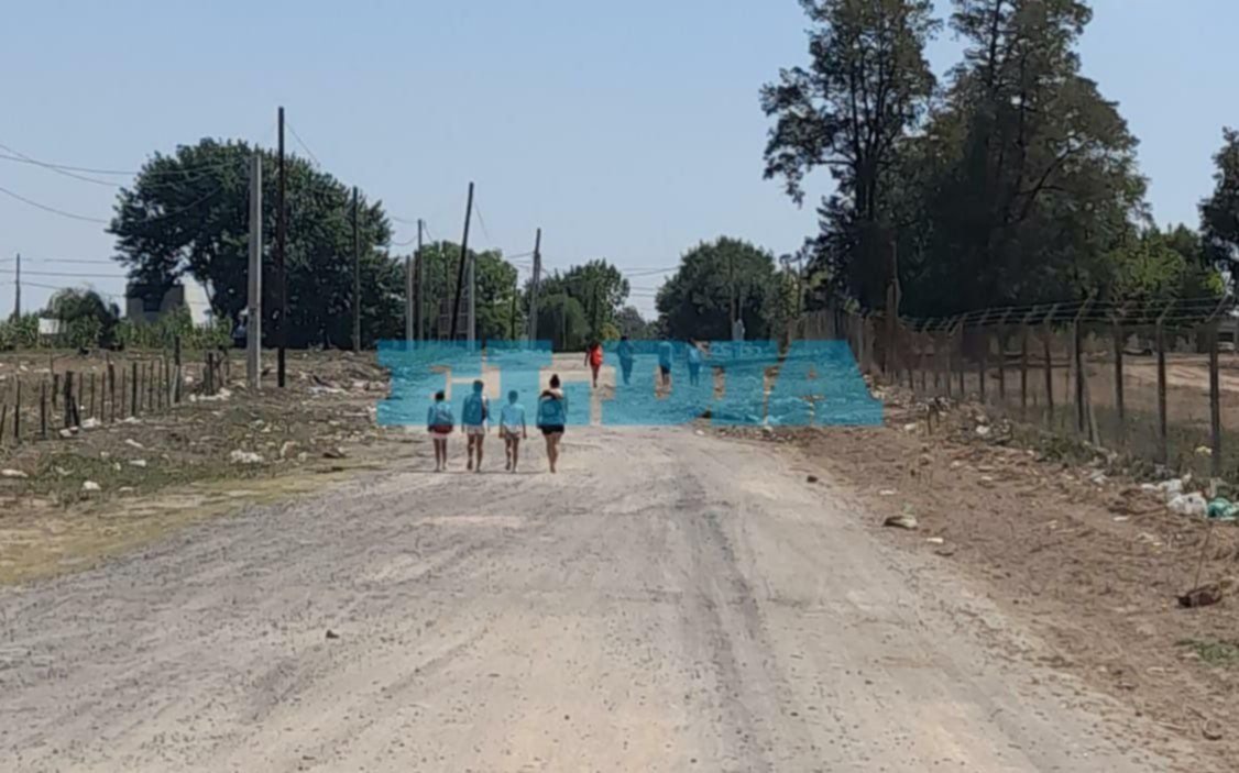 Reclamo en San Carlos: los chicos tienen que atravesar por un basural para llegar al colegio 
