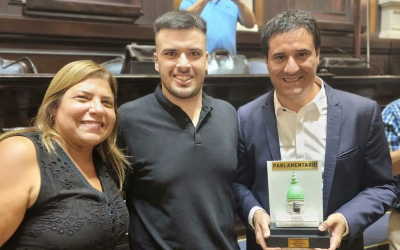 Maxi Abad recibió el premio El Parlamentario
