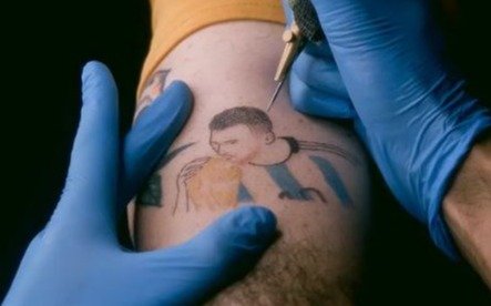 El furor por los tatuajes del Mundial en La Plata llegó a una prestigiosa revista de Alemania