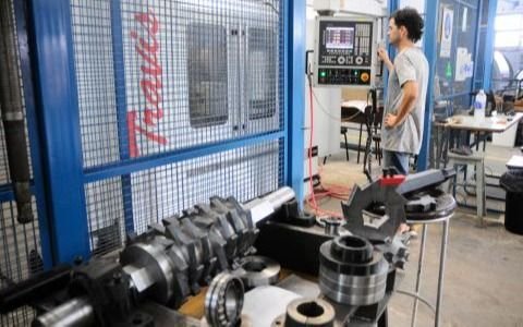 En La Plata, alumnos preparan la primera trituradora de neumáticos del país