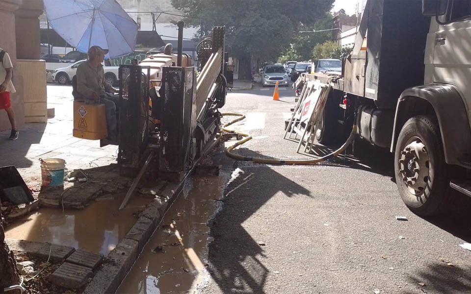 Apagón en el Casco Urbano y en barrios de La Plata: una tunelera rompió cables subterráneos y provocó el corte