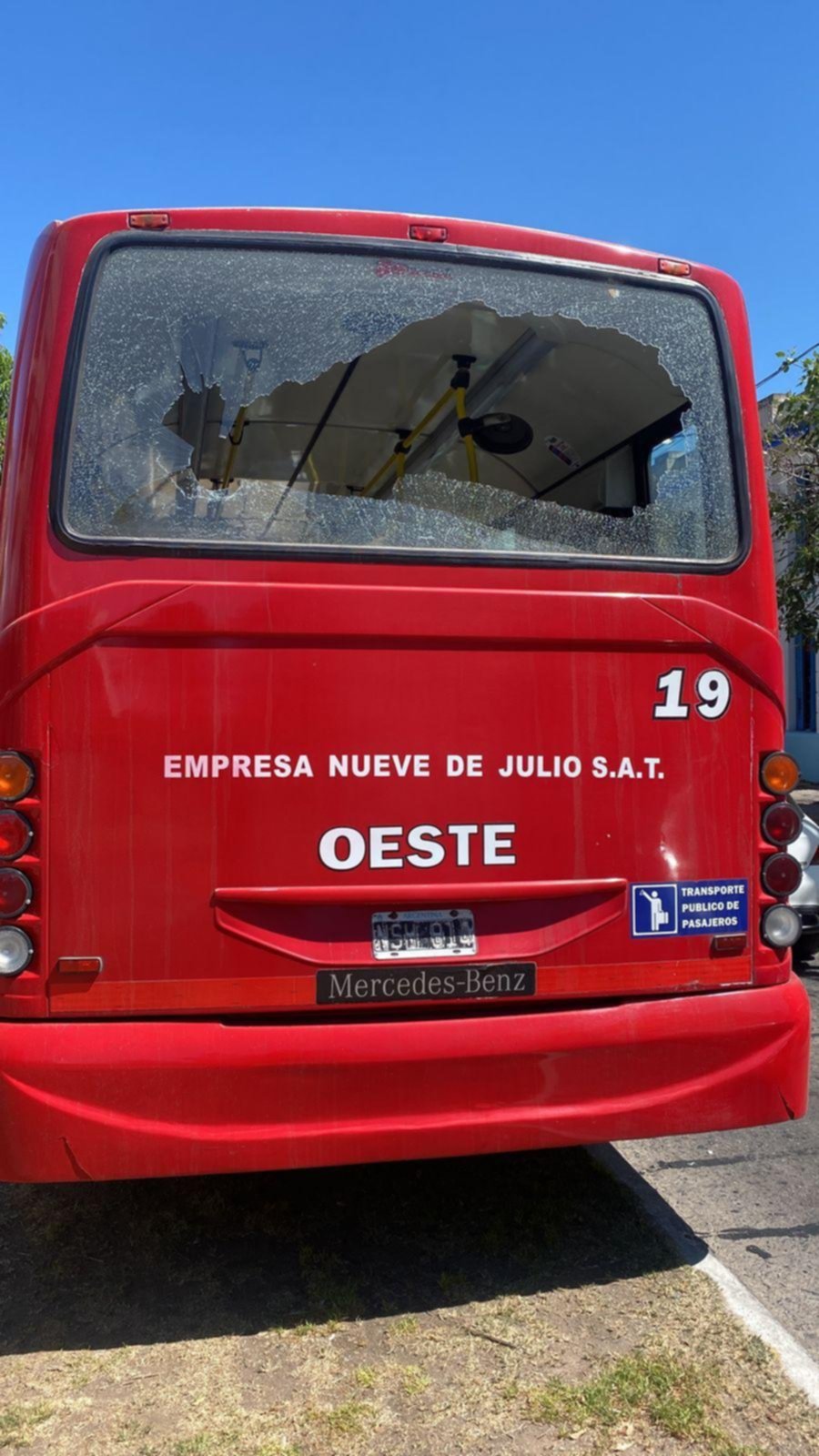 Le tocó el carro a dos cartoneros y terminó con tres vidrios menos