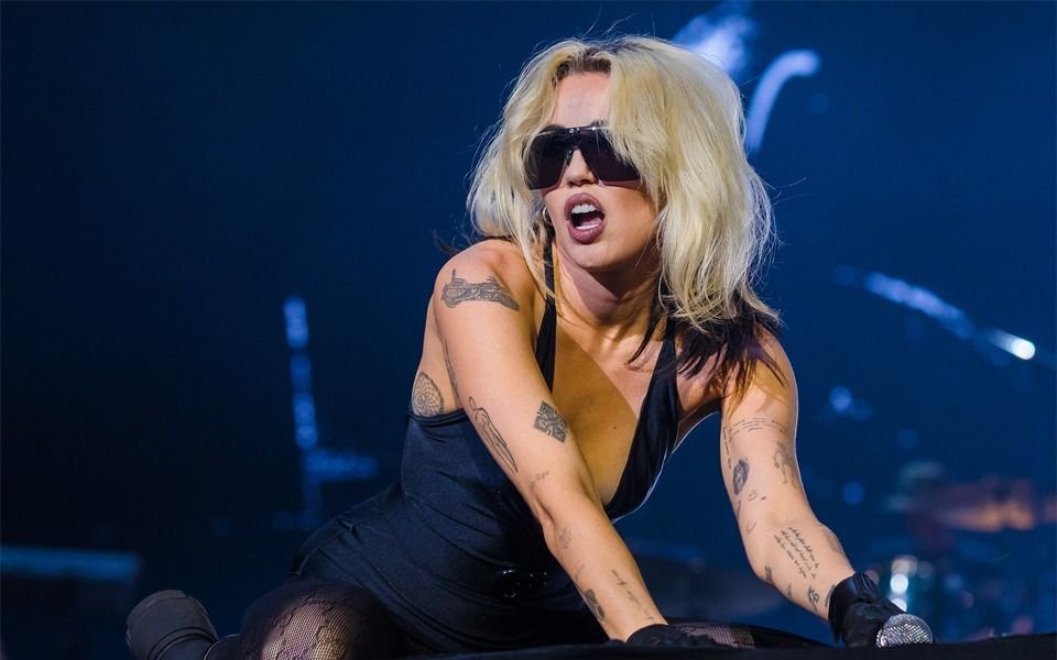 Miley Cyrus lanzó “Endless Summer Vacation” y publicó el video de “River”