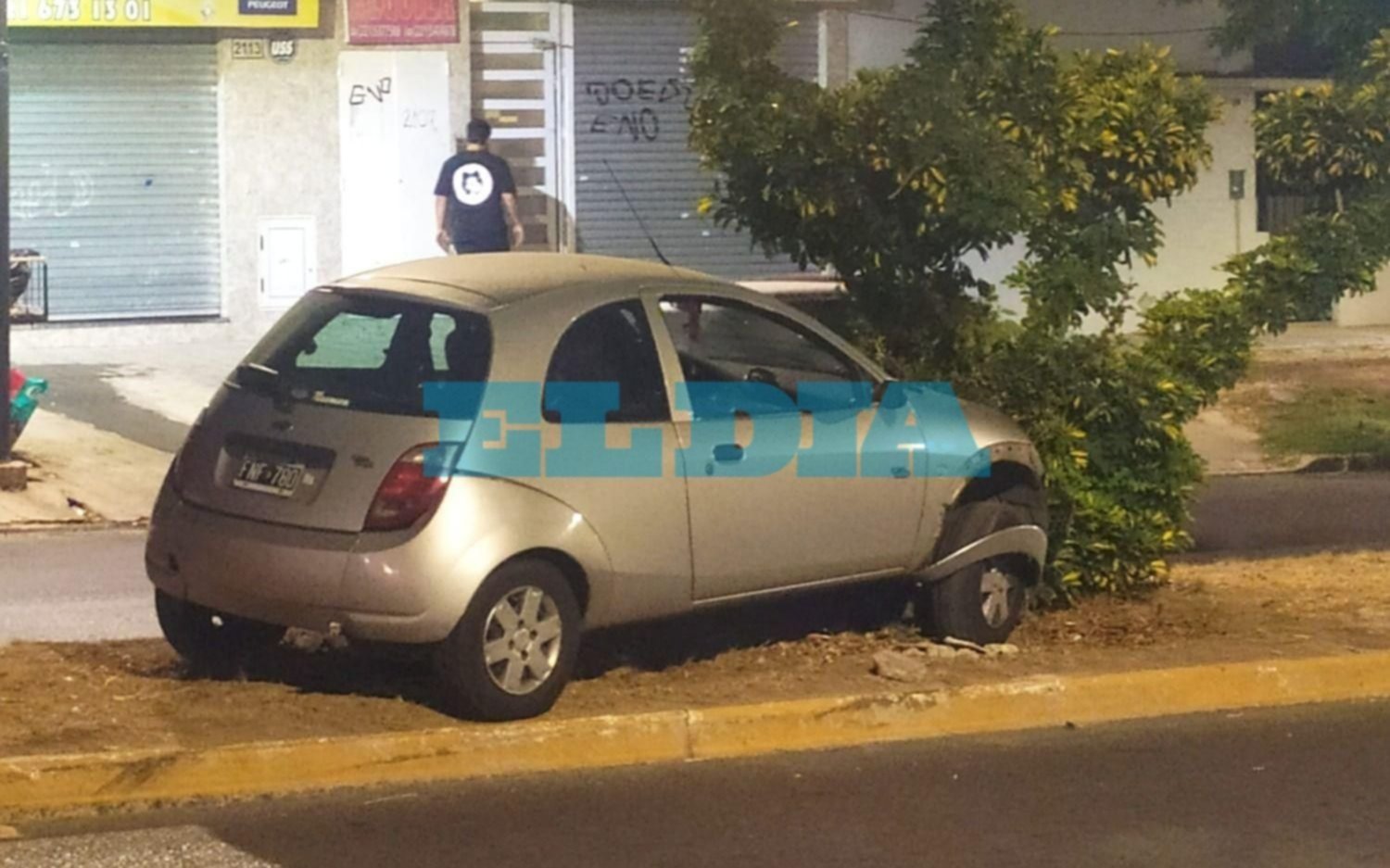Otra madrugada accidentada en La Plata: perdió el control, se subió a la rambla y chocó