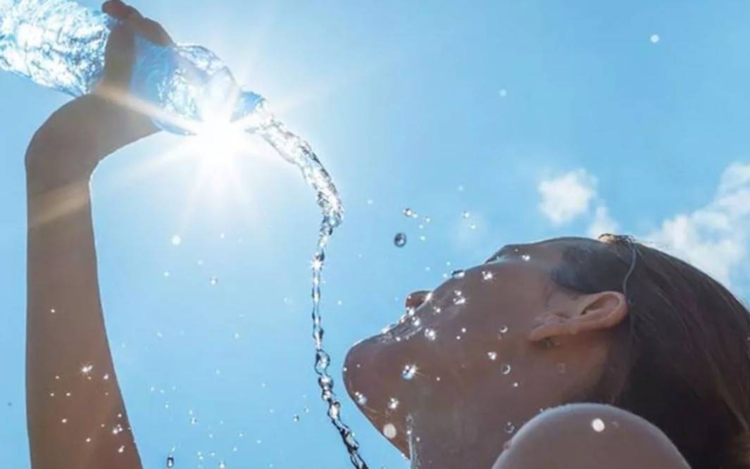 Estar bien hidratados, la base para hacerle frente al calor agobiante: los consejos