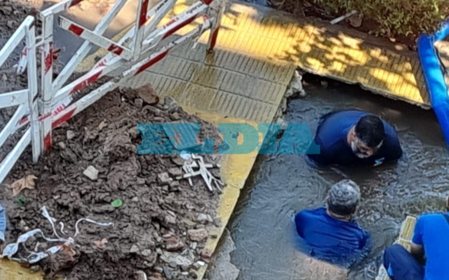 Insólito: una vereda de La Plata se convirtió "milagrosamente" en una "pileta"