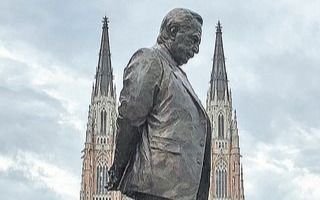 Homenaje a Alfonsín en el monumento de Plaza Moreno