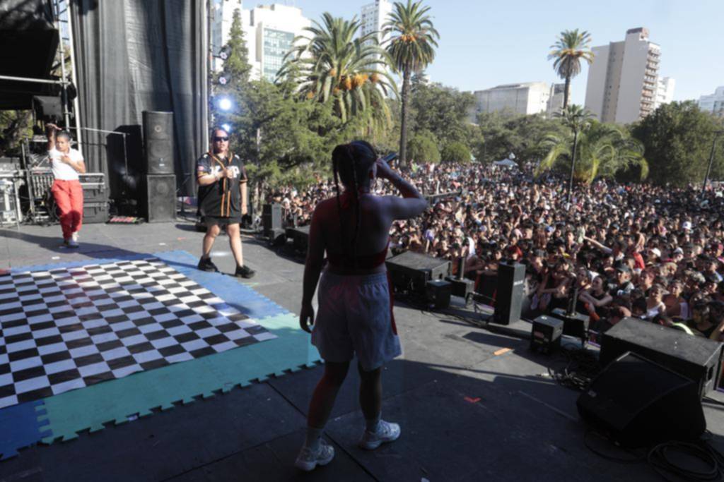 Recitales, fútbol y feria del libro en un festival por el 8M en plaza San Martín