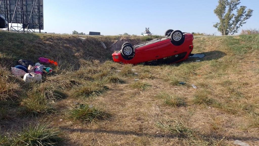 Un impactante vuelco en la Ruta 2 terminó con cuatro menores heridos