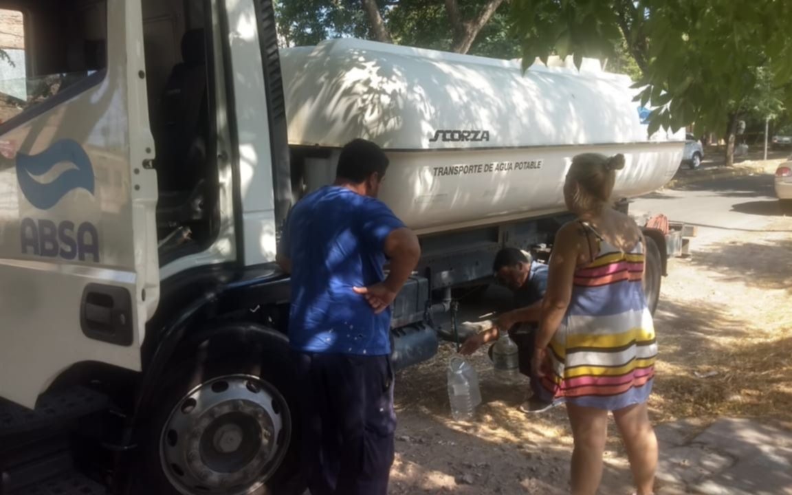 Continúan con el reparto de agua con camiones: los puntos de entrega