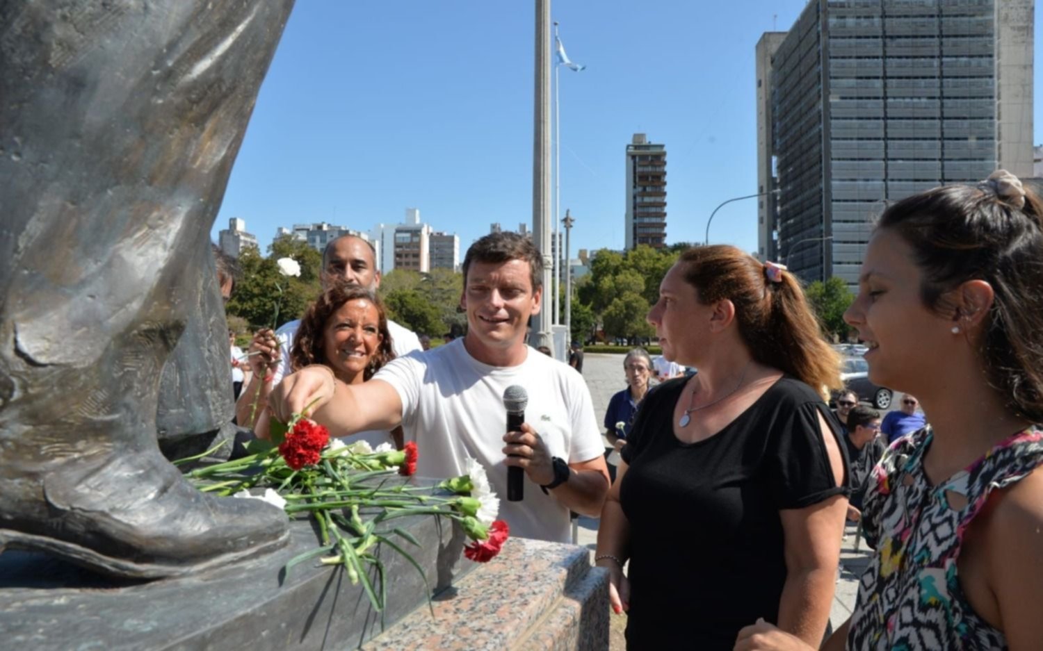 Homenajearon a Raúl Alfonsín en el monumento de Plaza Moreno