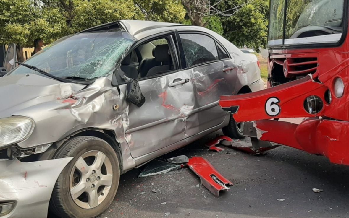 La Plata: otro choque violento entre un micro y un auto