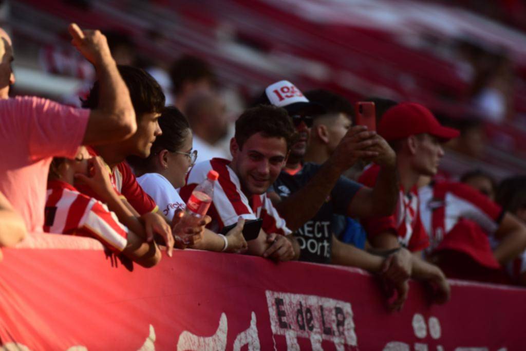 Estudiantes permitió el ingreso de botellas de agua a sus hinchas