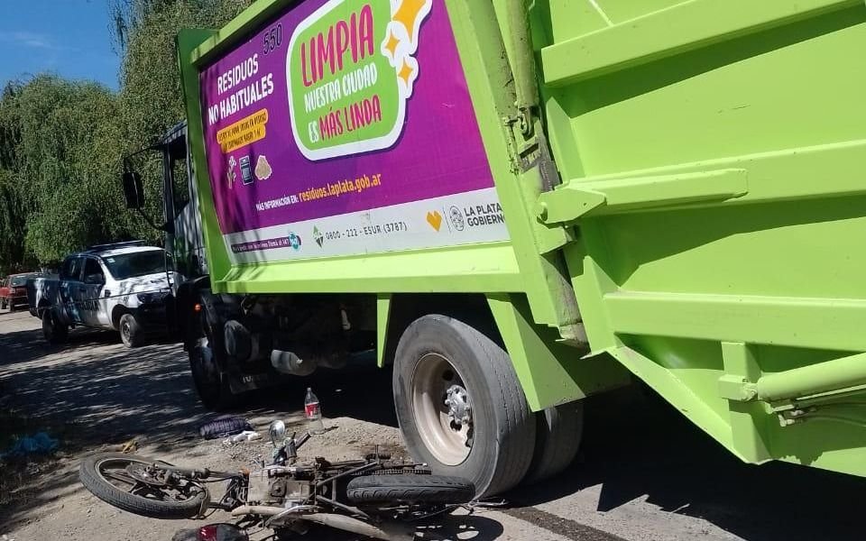 La Plata: iba en moto, chocó contra un camión de basura y al hijo tuvieron que amputarle una pierna