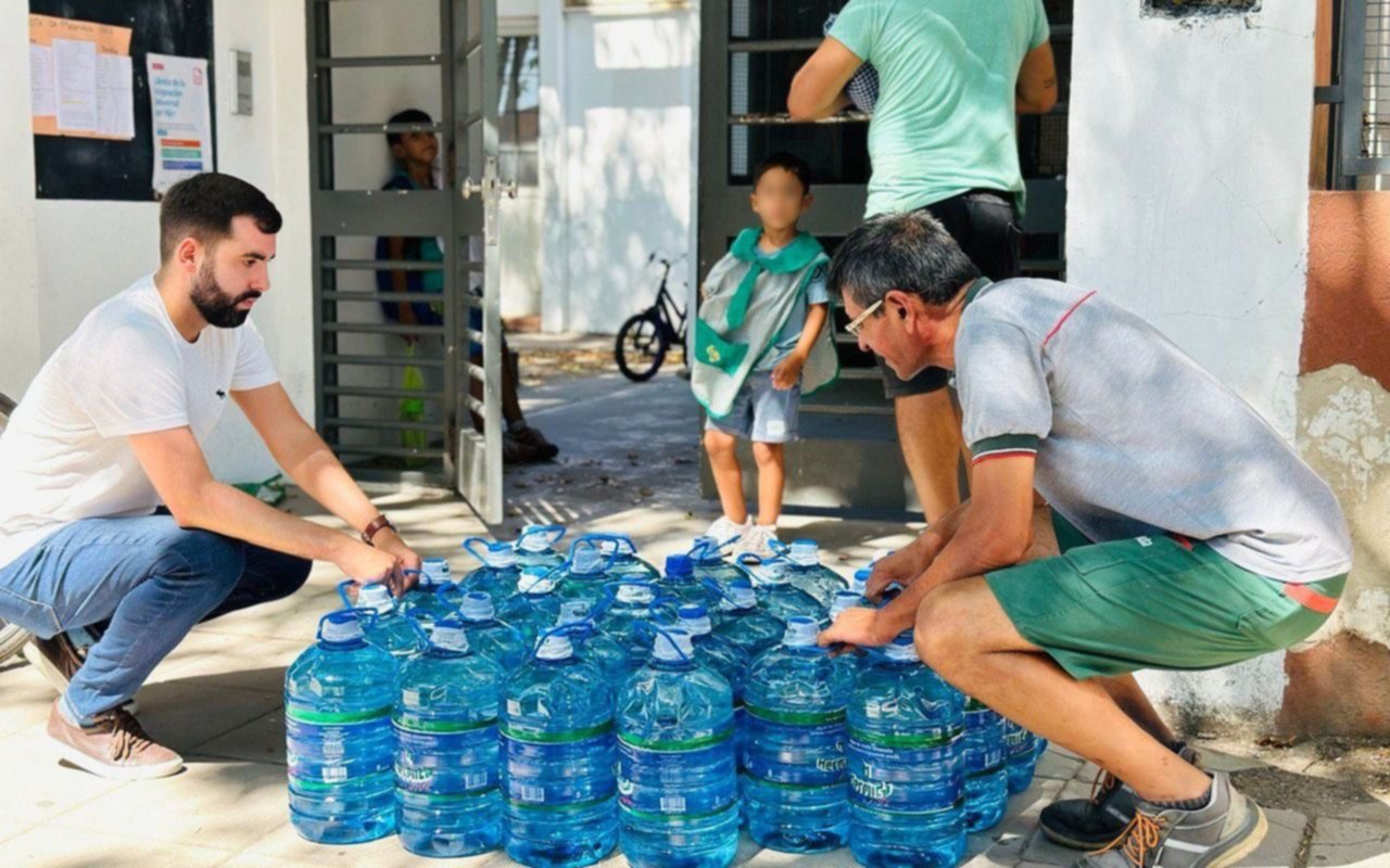 Con un megaoperativo, distribuyen agua en más de 160 escuelas de La Plata