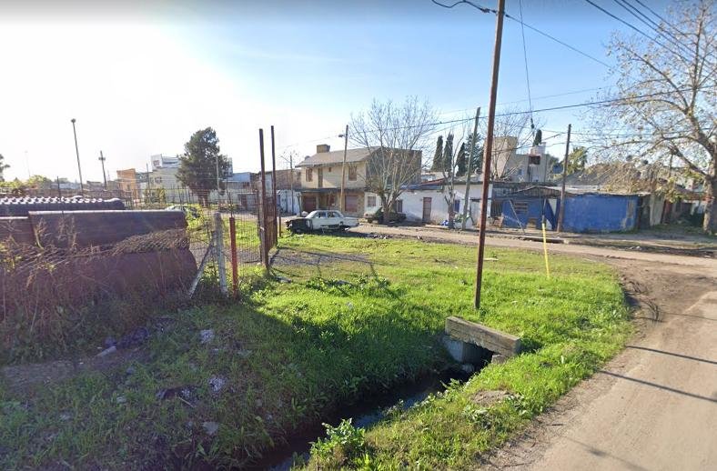 Brutalidad extrema en La Plata: la arrastró hasta una zanja y le sumergió la cabeza en agua
