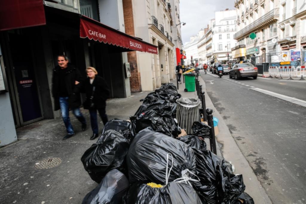 La basura quita brillo a París en pleno paro por las jubilaciones