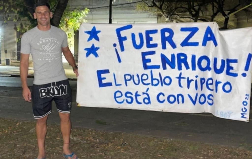Hinchas le dieron su apoyo a Guillermo Enrique con un cartel en su casa